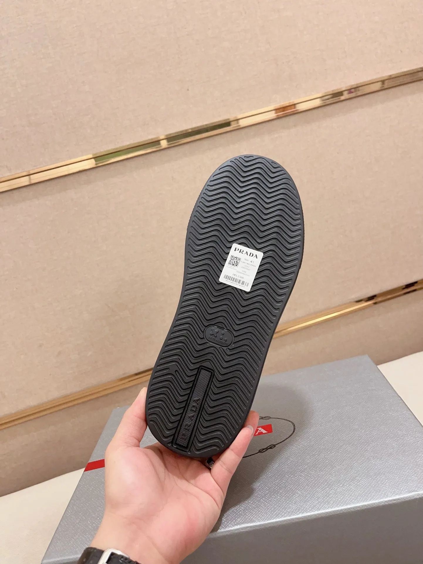 Men's shoes 💰 580💰 ✔️✔️✔️High-quality new PRADA counters are launched at the same time. The new men's shoes and 😘fabrics are selected from first-layer cowhide and are made by pure handicrafts. Lining: Full cowhide lining. 👍🏿 High-end ☄️ air-cushion molded anti-slip rubber outsole, exquisite lines, simple and elegant, comfortable and high-end for leisure travel. Code number: 38 to 44 (45 can be customized)